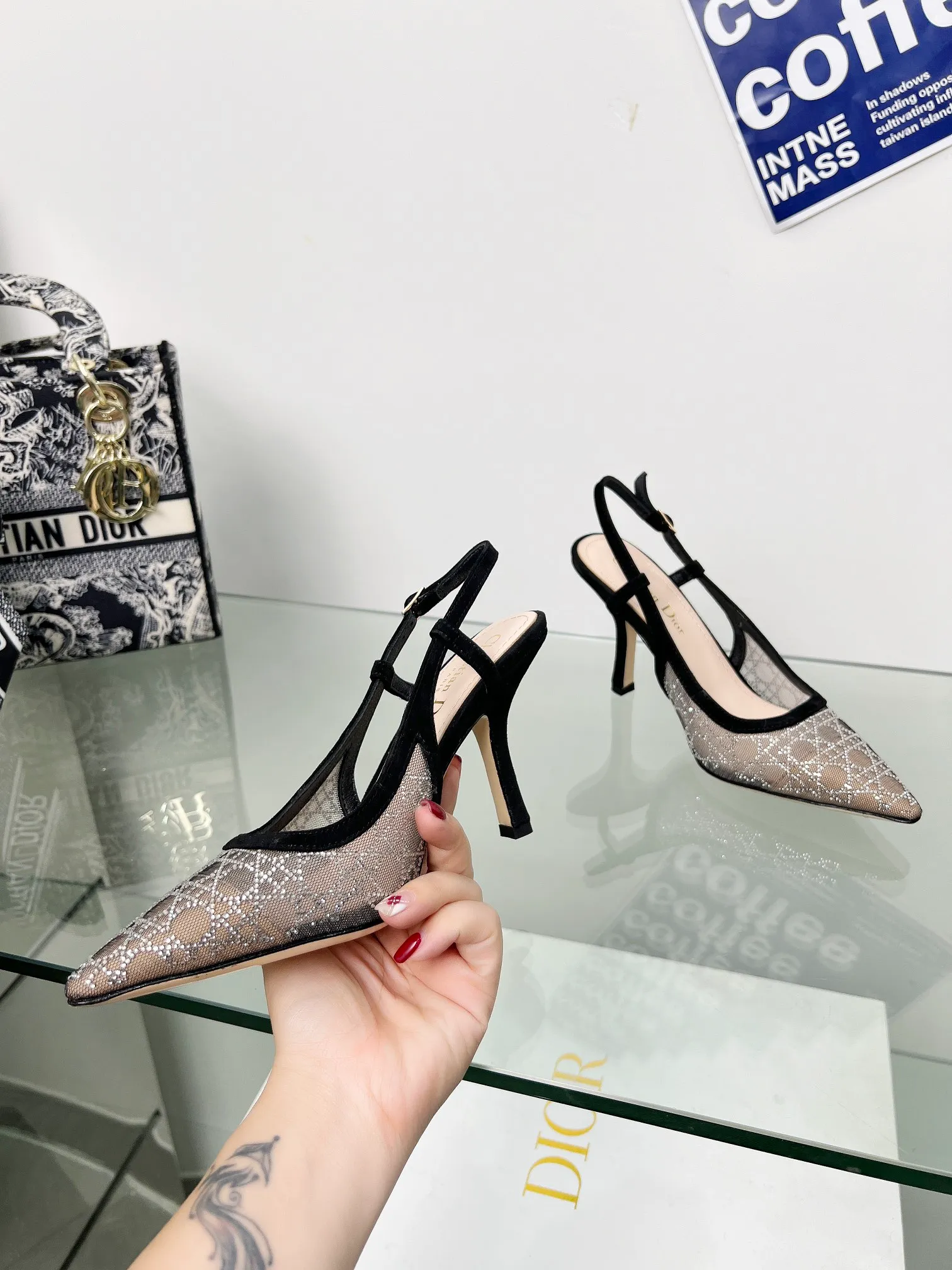 👟👟Ex-factory price 560👟👟Dior 2025 spring and summer catwalk new style bling...bling...crystal shoes Capture one-line high-heeled Mule women's shoes Star same rhinestone square toe cannage pattern cat heel slippers The top high-end version on the market Exclusive sale Material: original custom mesh inlaid with hot Australian rhinestones + water-dyed sheepskin feet + original molded hardware buckles + Italian leather outsole Heel height: 6.5CM/9.5CM size: 33-44 (33.34.40.41.42.43.44 is custom-made and cannot be returned or exchanged)